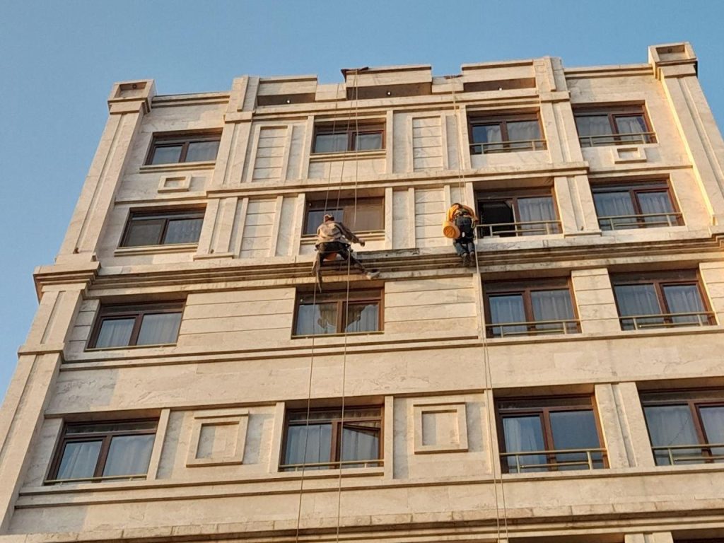 پیچ رولپلاک نما چیست؟ | مقاومسازی و تثبیت سنگ نمای ساختمان 3 نما پیچ رول پلاک